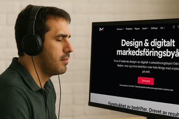 Person med synshemming bruker skjermleser og hodetelefoner for å navigere på nettside